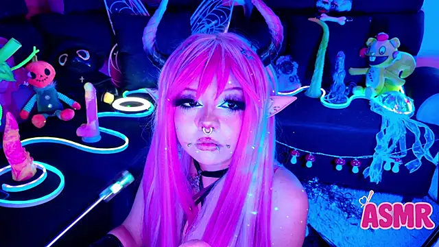 Snapshot of LaytonBox chatting on 11/08/25, 03:15 LaytonBox online show from 11/08/25, 03:15