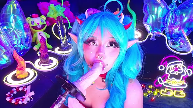 Snapshot of LaytonBox chatting on 12/18/25, 02:10 LaytonBox online show from 12/18/25, 02:10