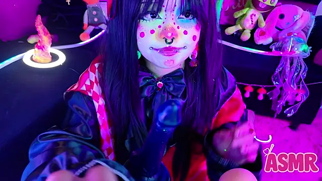 Snapshot of LaytonBox chatting on 10/31/25, 12:46 LaytonBox online show from 10/31/25, 12:46