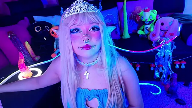 Snapshot of LaytonBox chatting on 11/03/25, 01:47 LaytonBox online show from 11/03/25, 01:47