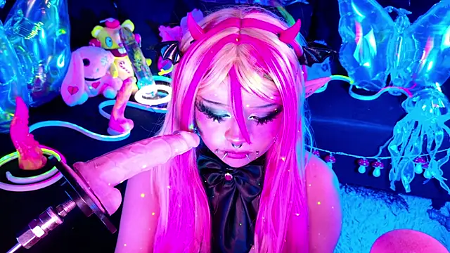 Snapshot of LaytonBox chatting on 11/15/25, 02:43 LaytonBox online show from 11/15/25, 02:43