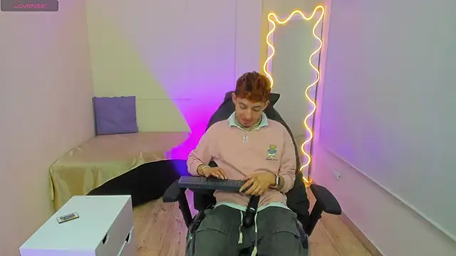 Snapshot of Axel_tay chatting on 10/19/25, 03:31 Axel tay online show from 10/19/25, 03:31