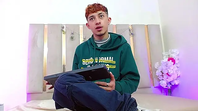 Snapshot of Axel_tay chatting on 10/23/25, 03:27 Axel tay online show from 10/23/25, 03:27