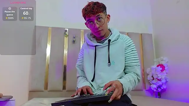 Snapshot of Axel_tay chatting on 10/24/25, 03:27 Axel tay online show from 10/24/25, 03:27