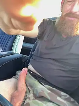 Snapshot of 32XRedBeard chatting on 11/30/25, 02:07 32XRedBeard online show from 11/30/25, 02:07