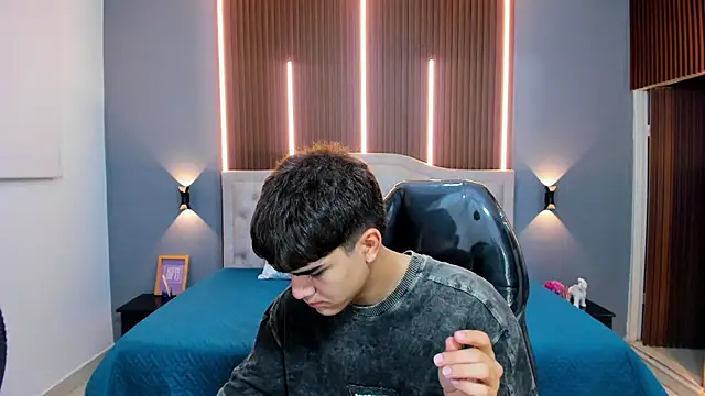 Tommy18   online show from 11/05/25, 04:26