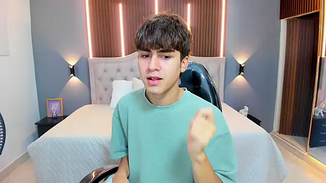 Tommy18   online show from 10/01/25, 03:22