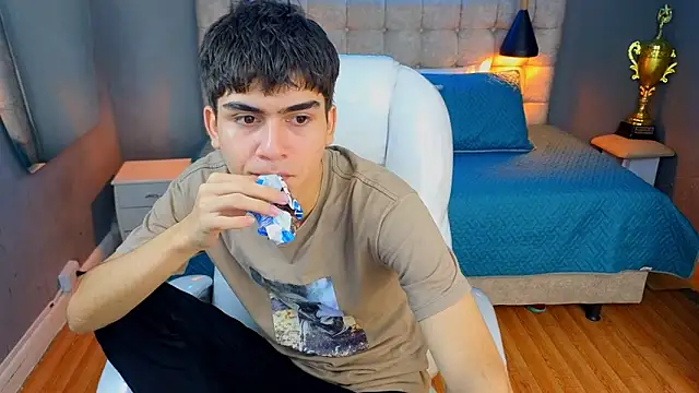 Tommy18   online show from 03/18/25, 04:40