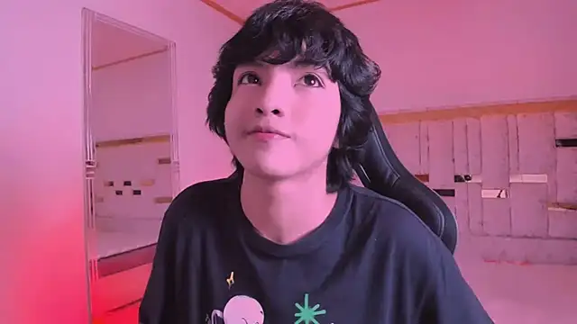 Snapshot of AllanYong18 chatting on 03/15/25, 10:24 AllanYong18 online show from 03/15/25, 10:24