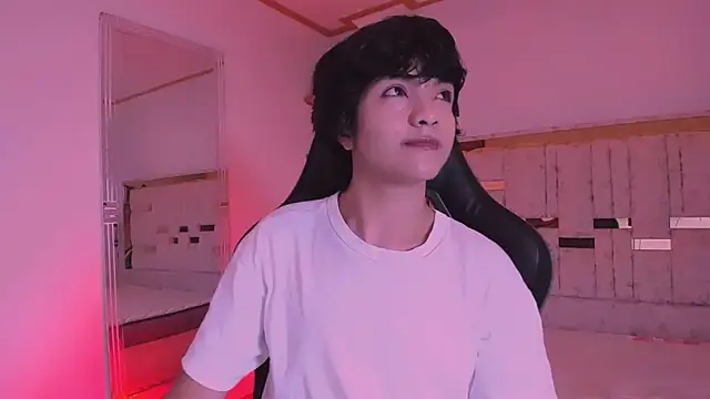 Snapshot of AllanYong18 chatting on 03/13/25, 10:05 AllanYong18 online show from 03/13/25, 10:05