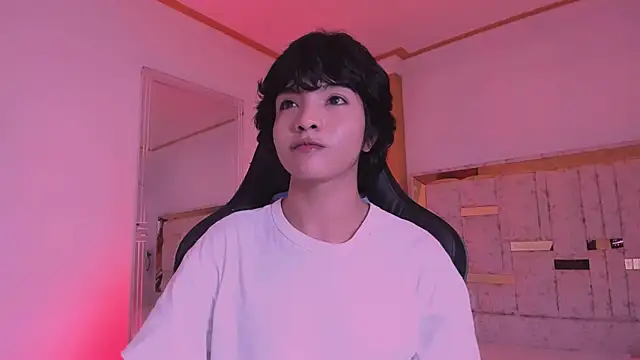 Snapshot of AllanYong18 chatting on 03/13/25, 01:07 AllanYong18 online show from 03/13/25, 01:07