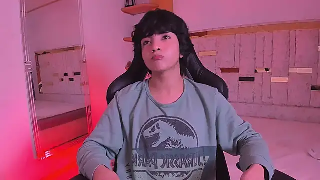 Snapshot of AllanYong18 chatting on 03/19/25, 04:47 AllanYong18 online show from 03/19/25, 04:47