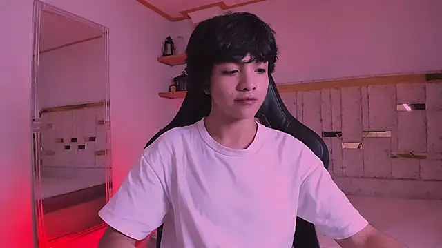 Snapshot of AllanYong18 chatting on 03/19/25, 01:43 AllanYong18 online show from 03/19/25, 01:43