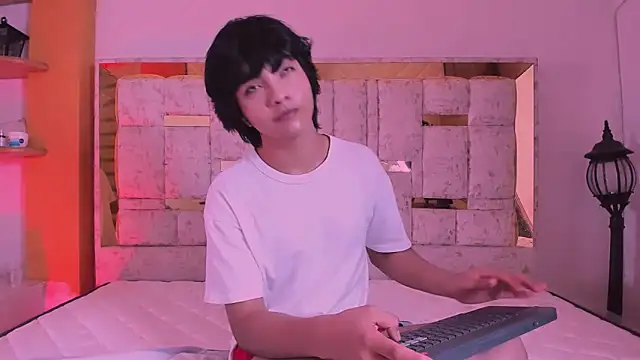 Snapshot of AllanYong18 chatting on 03/22/25, 06:00 AllanYong18 online show from 03/22/25, 06:00