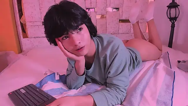 Snapshot of AllanYong18 chatting on 03/19/25, 08:34 AllanYong18 online show from 03/19/25, 08:34