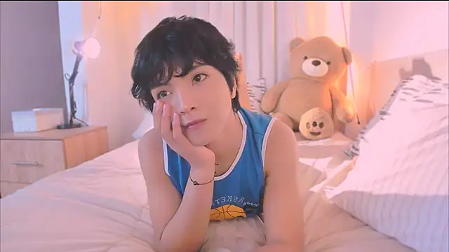 Snapshot of AllanYong18 chatting on 11/19/25, 07:19 AllanYong18 online show from 11/19/25, 07:19