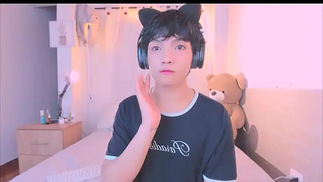 Snapshot of AllanYong18 chatting on 10/16/25, 07:05 AllanYong18 online show from 10/16/25, 07:05