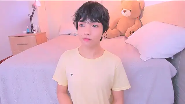 Snapshot of AllanYong18 chatting on 10/25/25, 01:34 AllanYong18 online show from 10/25/25, 01:34