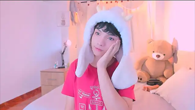 Snapshot of AllanYong18 chatting on 10/21/25, 12:59 AllanYong18 online show from 10/21/25, 12:59