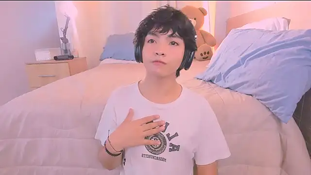 Snapshot of AllanYong18 chatting on 11/28/25, 12:05 AllanYong18 online show from 11/28/25, 12:05