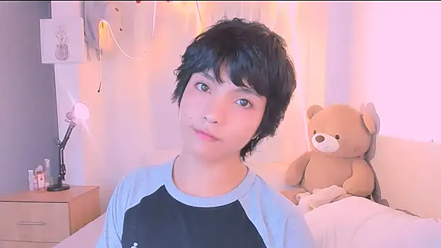 Snapshot of AllanYong18 chatting on 09/27/25, 01:01 AllanYong18 online show from 09/27/25, 01:01