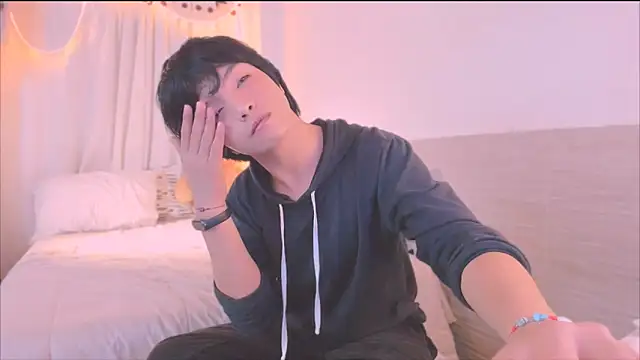 Snapshot of AllanYong18 chatting on 11/25/25, 05:41 AllanYong18 online show from 11/25/25, 05:41