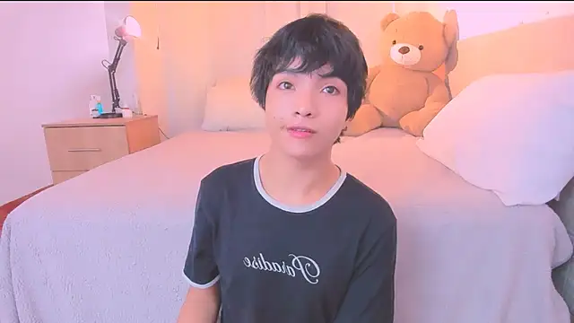 Snapshot of AllanYong18 chatting on 10/24/25, 01:21 AllanYong18 online show from 10/24/25, 01:21