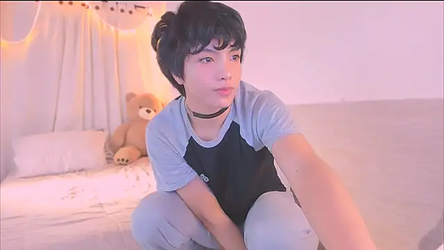 Snapshot of AllanYong18 chatting on 11/17/25, 02:21 AllanYong18 online show from 11/17/25, 02:21