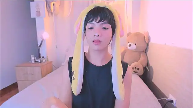 Snapshot of AllanYong18 chatting on 10/15/25, 04:33 AllanYong18 online show from 10/15/25, 04:33