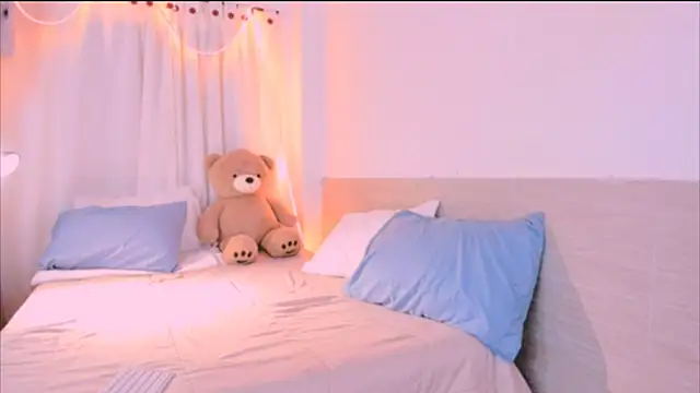 Snapshot of AllanYong18 chatting on 12/17/25, 08:08 AllanYong18 online show from 12/17/25, 08:08