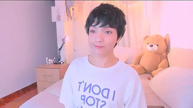 Snapshot of AllanYong18 chatting on 10/19/25, 08:39 AllanYong18 online show from 10/19/25, 08:39