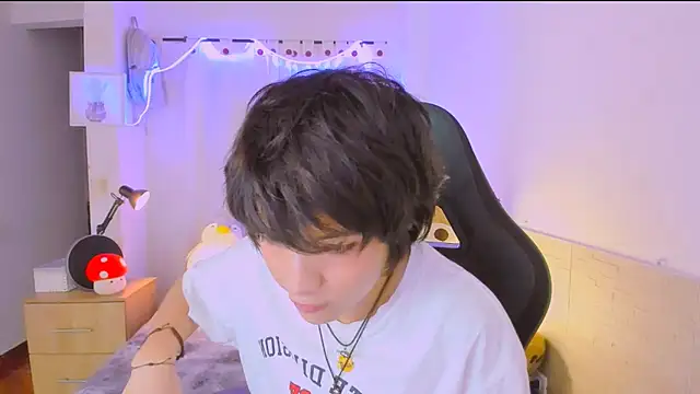 AllanYong18 online show from 04/16/26, 05:41