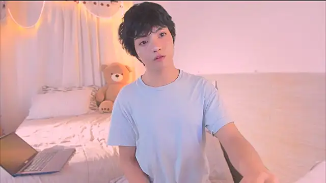 Snapshot of AllanYong18 chatting on 11/11/25, 02:50 AllanYong18 online show from 11/11/25, 02:50