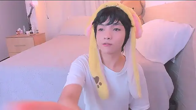 Snapshot of AllanYong18 chatting on 10/10/25, 12:33 AllanYong18 online show from 10/10/25, 12:33