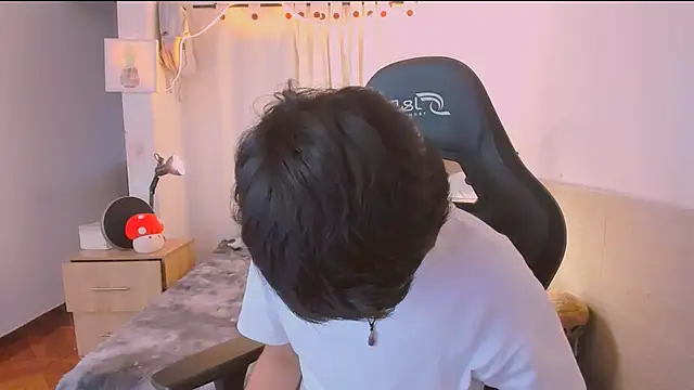 AllanYong18 online show from 04/05/26, 11:28