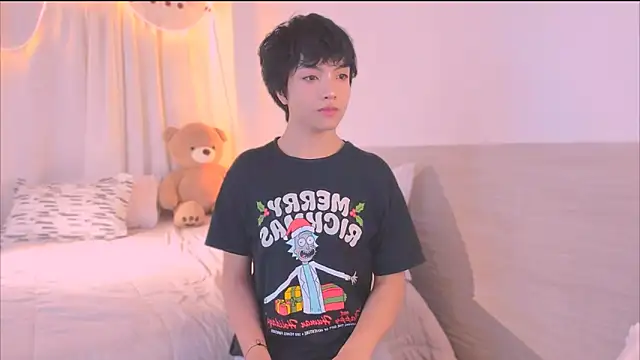 Snapshot of AllanYong18 chatting on 11/13/25, 01:04 AllanYong18 online show from 11/13/25, 01:04