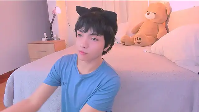 Snapshot of AllanYong18 chatting on 10/20/25, 10:05 AllanYong18 online show from 10/20/25, 10:05