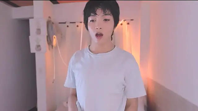 Snapshot of AllanYong18 chatting on 09/13/25, 06:35 AllanYong18 online show from 09/13/25, 06:35