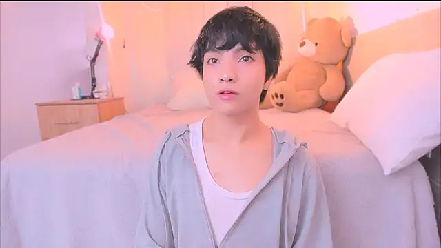 Snapshot of AllanYong18 chatting on 10/28/25, 12:48 AllanYong18 online show from 10/28/25, 12:48