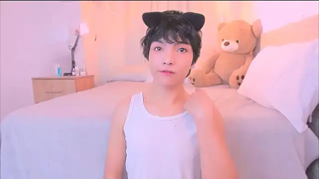 Snapshot of AllanYong18 chatting on 10/27/25, 02:40 AllanYong18 online show from 10/27/25, 02:40