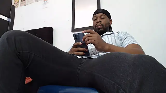 Snapshot of strong__anthony chatting on 06/11/26, 04:04 strong anthony online show from 06/11/26, 04:04