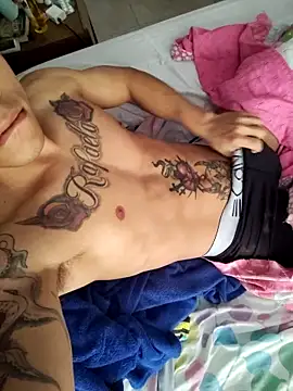 Snapshot of rey692 chatting on 02/20/26, 02:52 rey692 online show from 02/20/26, 02:52