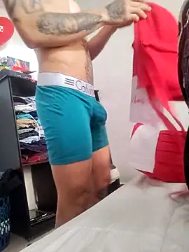 Snapshot of rey692 chatting on 02/25/26, 01:44 rey692 online show from 02/25/26, 01:44