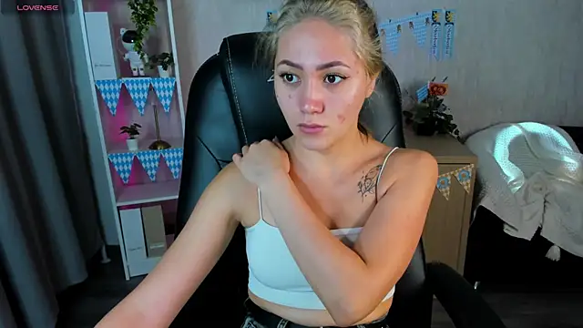 Snapshot of Bellalovesss chatting on 10/07/25, 07:53 Bellalovesss online show from 10/07/25, 07:53