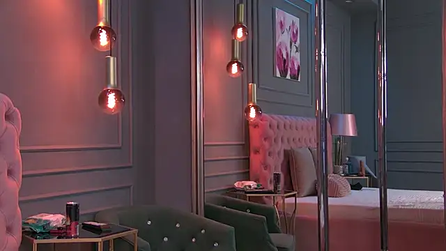 Snapshot of SallyMadison chatting on 12/15/25, 05:52 SallyMadison online show from 12/15/25, 05:52