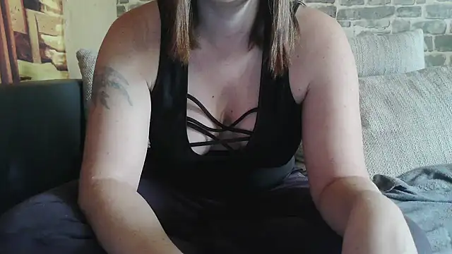 Snapshot of YviEngel87 chatting on 10/16/25, 11:51 YviEngel87 online show from 10/16/25, 11:51