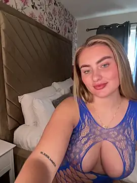 Snapshot of lucyRose_xoxox chatting on 09/21/25, 03:28 lucyRose xoxox online show from 09/21/25, 03:28