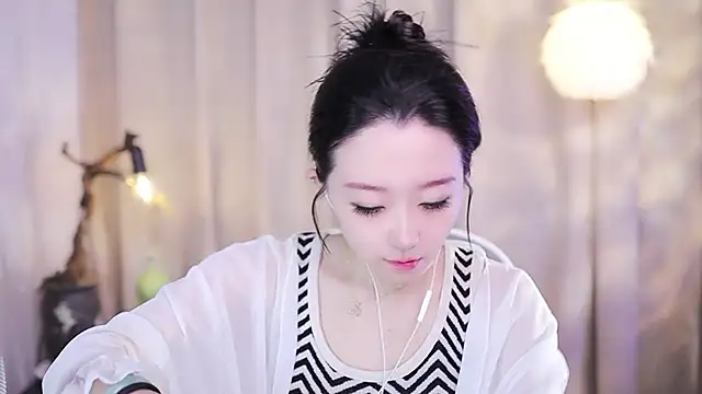 Snapshot of Zoe-99 chatting on 11/05/25, 12:08 Zoe-99 online show from 11/05/25, 12:08