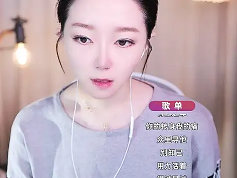 Snapshot of Zoe-99 chatting on 10/08/25, 10:28 Zoe-99 online show from 10/08/25, 10:28