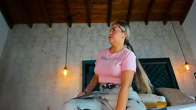 Marttina Ruiz online show from 12/22/25, 07:25